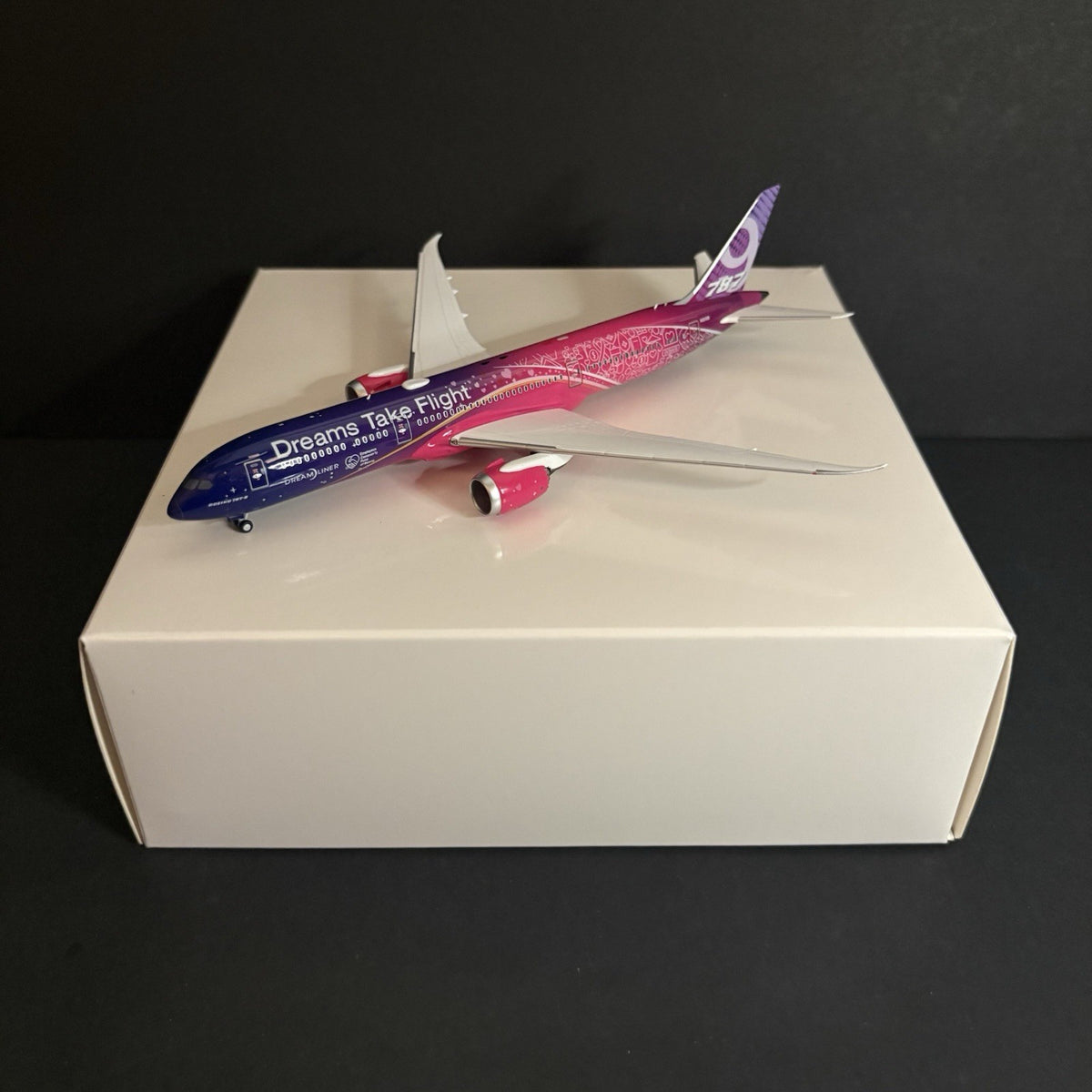 NG Models 1:400 Boeing 787-9 Dreamliner N1015B Dreams Take Flight Scale Diecast