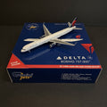 GeminiJets 1:400 Delta Air Lines Boeing 757-300 N581NW GJDAL1739 Scale Model