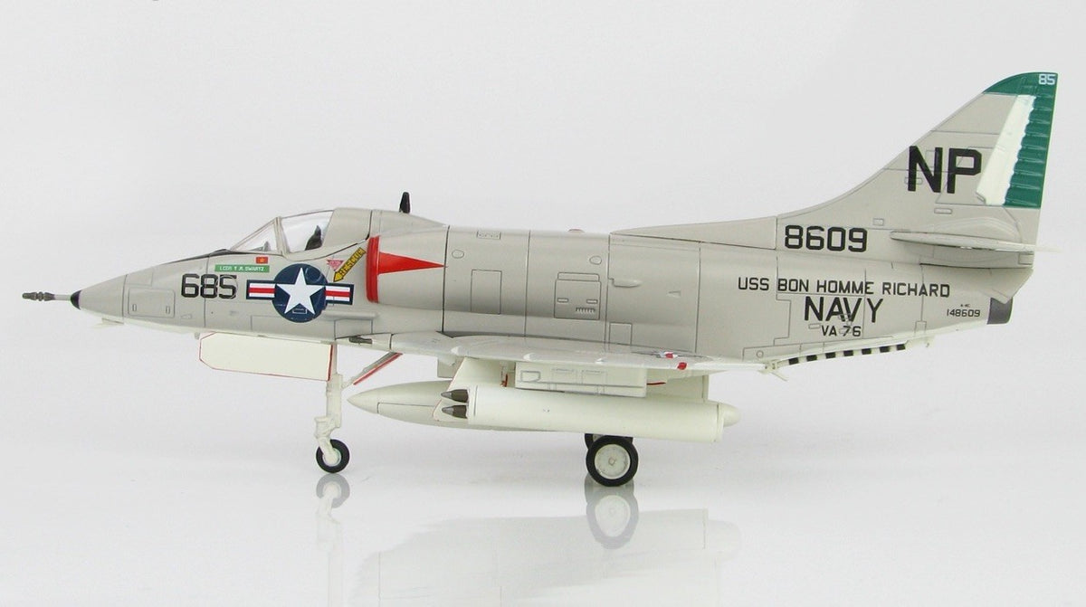Hobby Master 1/72 HA1427 A-4C Skyhawk USS Bon Homme Richard, Vietnam MiG-17 Kill