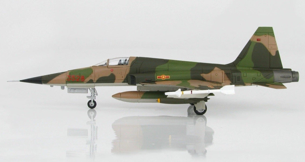 Hobby Master HA3327 1/72 Northrop F-5E Tiger II VPAF 935th Fighter 3528 1970s