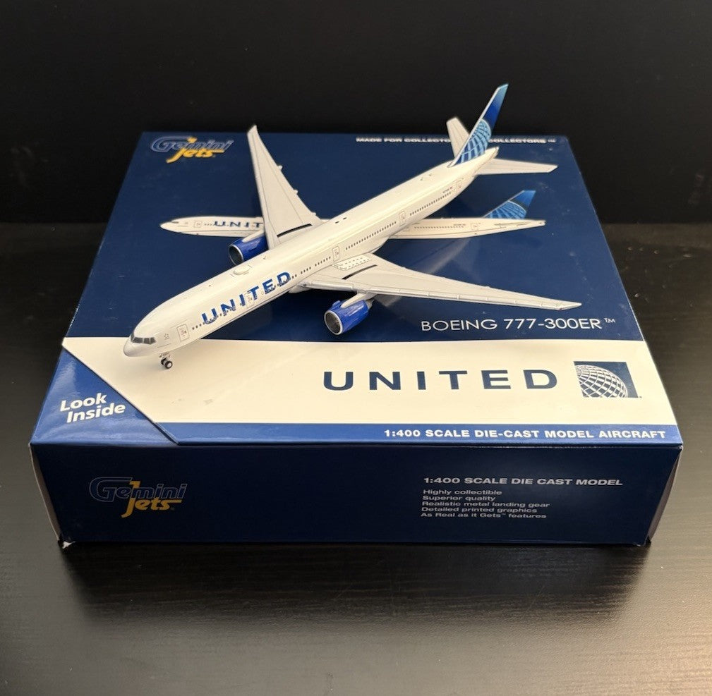 GeminiJets 1:400 United Airlines Boeing 777-300ER GJUAL1922 N2749U Evo Blue