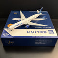 GeminiJets 1:400 United Airlines Boeing 777-300ER GJUAL2214F N2352U Flaps Down