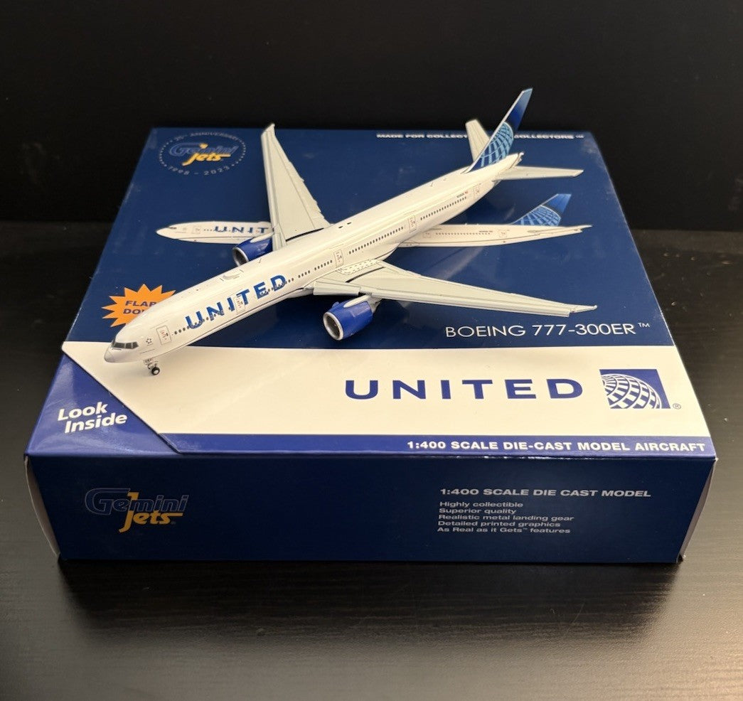 GeminiJets 1:400 United Airlines Boeing 777-300ER GJUAL2214F N2352U Flaps Down